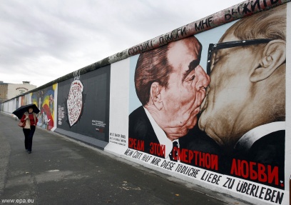 HISTORY DECLASSIFIED: THE BERLIN WALL