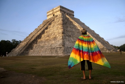 THE MAYAN PEOPLE: PAST AND PRESENT