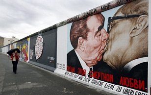 HISTORY DECLASSIFIED: THE BERLIN WALL